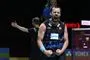 En badmintonspiller ved nettet