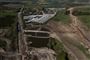 Region Midtjylland har politianmeldt DSH Recycling A/S for at placere jord uden for det område i Ølst Lergrav i Randers Kommune, hvor virksomheden har dispensation til. Her ses dronefotos af Nordic Waste-jordskreddet ved Ølst tirsdag 7. maj. (Arkivfoto).