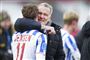 en mand omfavner en spiller