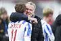 en mand omfavner en spiller