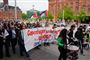 demonstranter med et skilt