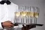 person med bakke med champagne