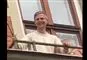 mand på balkon smiler 