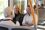 Kongeparret tager metroen til nationalparken Østmarka Nasjonalpark under statsbesøg i Norge. Turen tog 19 minutter, og de skiftede efterfølgende til en elektrisk bus mod parken.