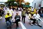 Trætte demonstranter får sig et hvil foran parlamentsbygningen i Thailand. Foto: AP/Wason Wanichakorn
