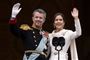 Kong Frederik og dronning Mary vinker på en balkon.