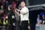fodboldtræner gestikulerer