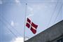 Dannebrog på halv i en flagstang