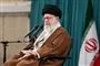 Ali Khamenei ved en mikrofon.