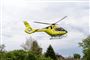 en lægehelikopter i luften