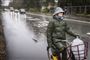 Cyklist på regnvåd vej