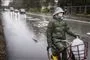 Cyklist på regnvåd vej