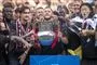 folk med pokal