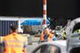 Ifølge et vidne rystede flyet, da en person blev suget ind i en flymotor i Schiphol-lufthavnen i Amsterdam onsdag.