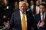 Donald Trump taler uden for retten i New York onsdag.