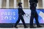Politibetjente foran OL i Paris-logoet