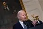 Joe Biden kigger på sit armbåndsur
