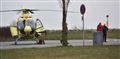 en lægehelikopter på vejen