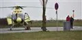 en lægehelikopter på vejen