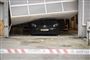 En sort Mercedes blev kørt gennem en port, da Kristian von Hornsleths showroom i København natten til 31. marts blev udsat for et tyveri. (Arkivfoto).