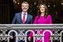 Kong Frederik og dronning Mary vinker på en balkon.