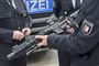 Det danske politi skal fremover udstyres med en Sig Sauer MCX. Her ses karabinen i hænderne på en tysk politibetjent. (Arkivfoto).