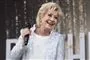 Birthe Kjær smiler på en scene