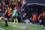 fodboldtræner på sidelinjen