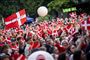 Fodboldfans i rødt og hvidt