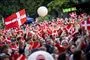 Fodboldfans i rødt og hvidt