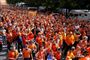 orangeklædte fodboldfans i march