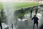 folk i kraftig regn