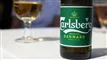 en ølflaske og et glas øl
