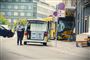 en bus holder inde i butiksfacade