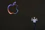 En mand og Apple logoet