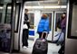 person går ind i metro