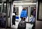 person går ind i metro