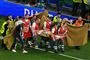 spiller behandles under fodboldkamp