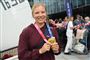 en person med en medalje
