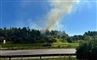 voldsom brand - røgsøjle mod blå himmel