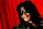 Michael Jackson med solbriller smiler