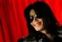 Michael Jackson med solbriller smiler
