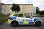 Politiet er tirsdag formiddag til stede uden for ejendommen i Södertälje, hvor en ung mand blev fundet såret af skud. (Arkivfoto).