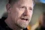Peter Schmeichel mørkt tøj og alvorlig mine