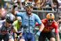 Cykelryttere i sprint på en vej