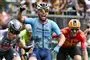 Cykelryttere i sprint på en vej