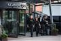 Politiet er til stede på Hotel Scandic Sydhavnen i København tirsdag morgen, efter af en person natten til tirsdag blev fundet død på hotellet.