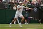Alex de Minaur er ude af Wimbledon grundet en hofteskade. Her ses han i aktion i ottendedelsfinalen.