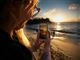 en kvinde fotograferer på en strand