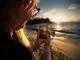 en kvinde fotograferer på en strand